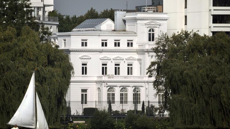 Ex-US-Generalkonsulat an Alster wird Hotel Ein Segelboot fährt an dem Gebäude des US-Generalkonsulats an der Alster in Hamburg vorbei.