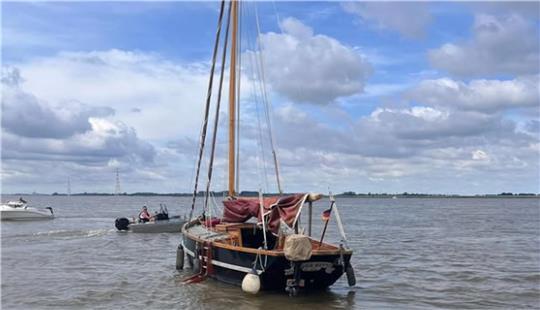 Ein Segelboot hatte sich in Hamburg losgerissen und trieb am Freitag herrenlos auf der Elbe.
