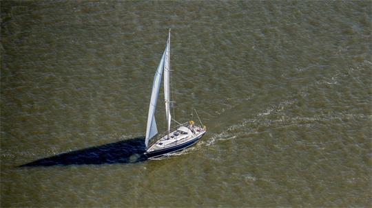 Ein Segelboot lief am Nordstrand der Insel Norderney auf Grund. (Symbolbild)