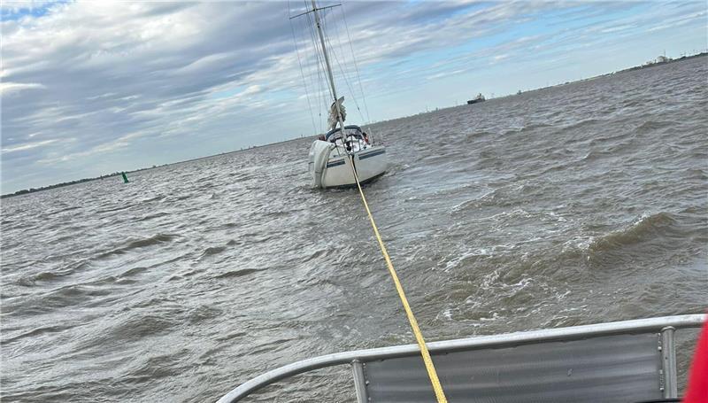 Ein Segelboot saß in der Elbe vor Nordkehdingen auf einer Sandbank fest.