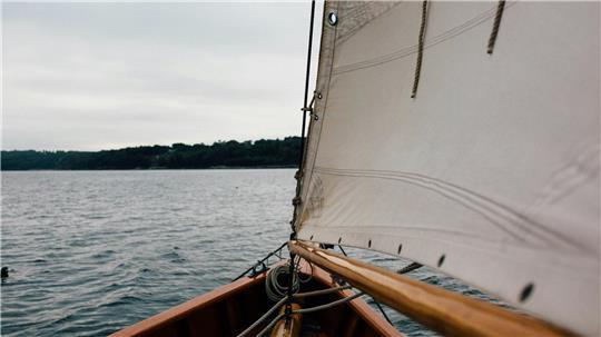 Ein Segelboot sorgte bei Winsen für Aufregung auf der Elbe. (Symbolbild)