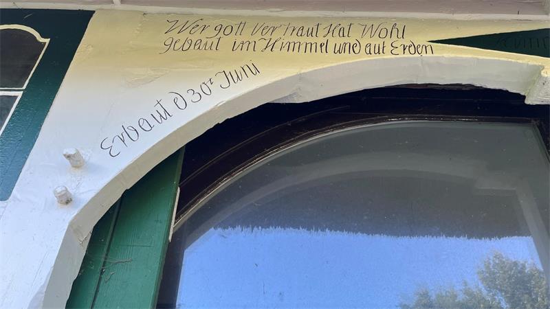 Saniertes Reetdachhaus in Hammah: Warum es eine Wundertüte ist Ein Segenswunsch umrahmt die Grot Dör.