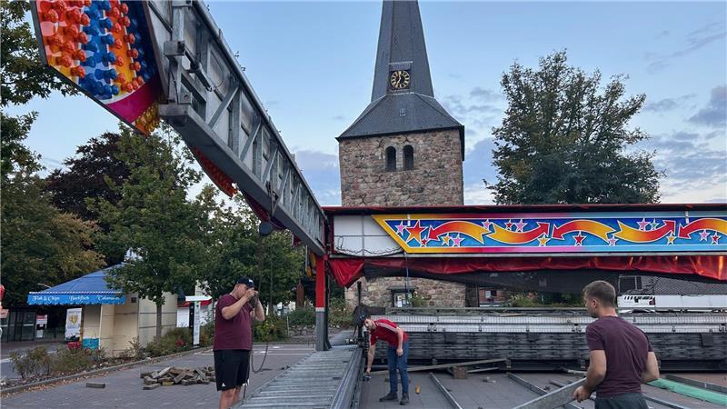 Oldendorfer Herbstmarkt eröffnet: Drei Männer bewegen 30 Tonnen Ein Seitenteil ist ausgeklappt. Die Höhe muss noch justiert werden