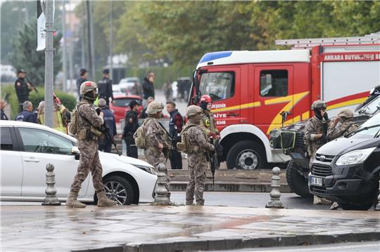 Ein Selbstmordattentäter hat im Herzen der türkischen Hauptstadt Ankara einen Sprengsatz gezündet. Soldaten und Polizisten arbeiten am Explosionsort.
