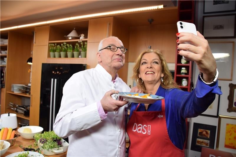 Warum Bettina Tietjen so gerne mit Rainer Sass kocht Ein Selfie fürs Familienalbum: Rainer Sass und Bettina Tietjen während einer Drehpause. Fotos: Strüning