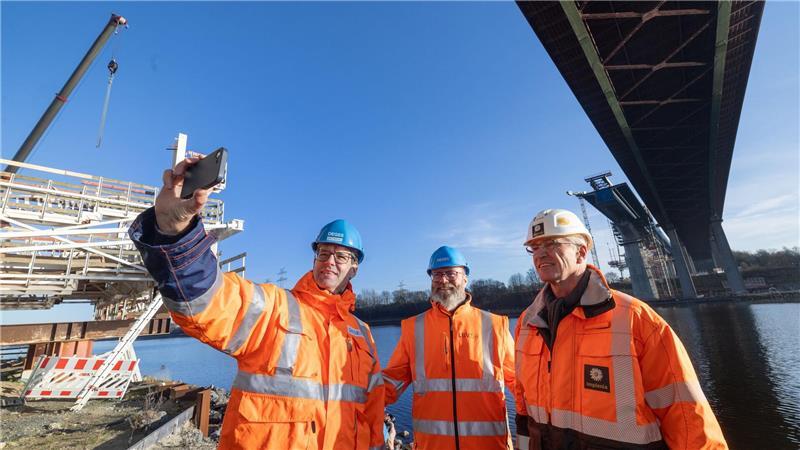 Bau der neuen Rader Hochbrücke kommt voran Ein Selfie mit Verkehrsminister Madsen (m).
