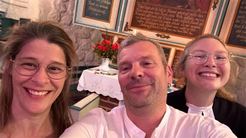 Spontan-Hochzeit: Die schönsten Bilder der Trauungen im Landkreis Stade Ein Selfie nach der Trauung: Marcus und Nina Preuß haben in der Feldsteinkirche in Bliedersdorf geheiratet.