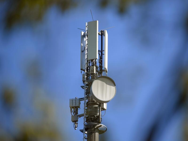 Vodafone startet 5G-Station in Himmelpforten Ein Sendemast für Mobilfunk vor blauem Himmel. Foto: Patrick Pleul/dpa-Zentralbild/dpa