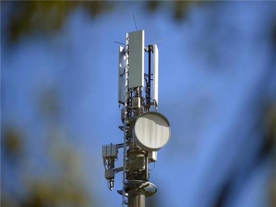 Ein Sendemast für Mobilfunk vor blauem Himmel. Foto: Patrick Pleul/dpa-Zentralbild/dpa