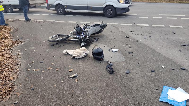 Crash auf B3: 16-jähriger Kradfahrer bei Buxtehude verletzt Ein Senior hat einen 16-Jährigen auf der Bundesstraße 3 übersehen.