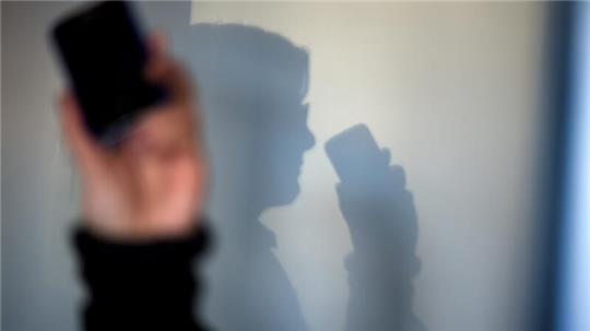 Ein Senior ist Telefonbetrügern auf den Leim gegangen. Er hat den Kriminellen 25.000 Euro Bargeld und Schmuck übergeben.