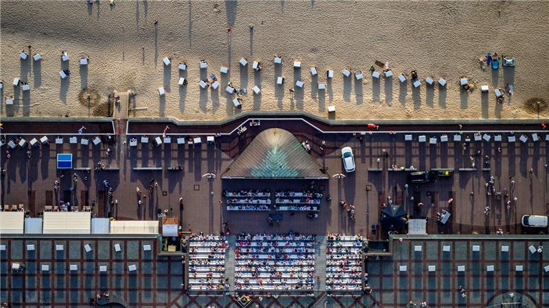 Ein Senkrechtfoto von Westerland: die Strandmuschel an der Promenade während eines Konzerts.