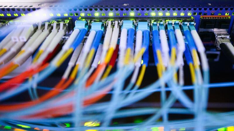 Cybercrime erreicht Höchststand in Niedersachsen Ein Serverschrank mit blinkenden Lampen und Kabeln steht im Landeskriminalamt Niedersachsen.