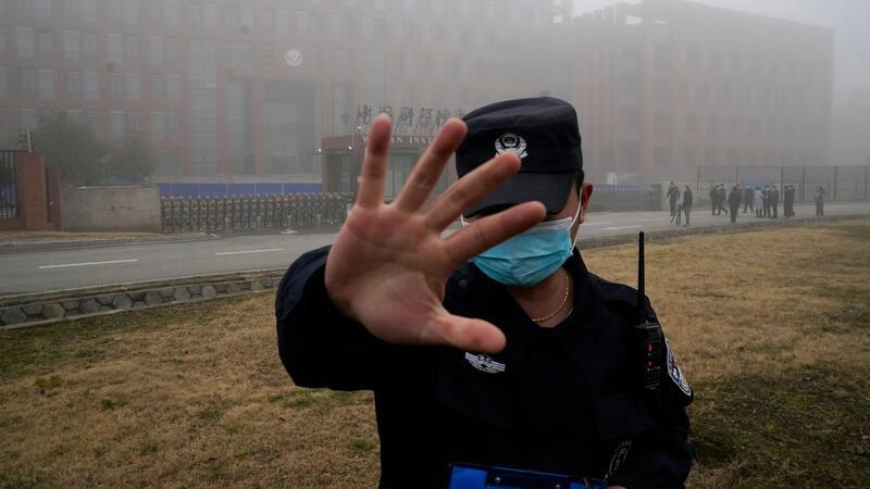 Ein Sicherheitsmann hindert Journalisten in Wuhan an ihrer Arbeit (Archibild). 99 Prozent der an der Umfrage teilnehmenden Journalisten gaben an, dass die Bedingungen in China kaum oder nie internationalen Standards für Berichterstattung entsprächen.