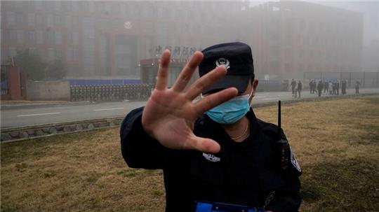 Ein Sicherheitsmann hindert Journalisten in Wuhan an ihrer Arbeit (Archibild). 99 Prozent der an der Umfrage teilnehmenden Journalisten gaben an, dass die Bedingungen in China kaum oder nie internationalen Standards für Berichterstattung entsprächen.