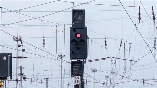 Ein Signal steht am Frankfurter Hauptbahnhof auf Rot. Der Streik der GDL soll noch bis Freitagmittag um 13 Uhr dauern.