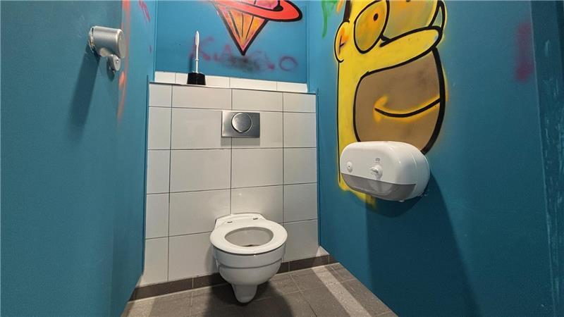 Ein Simpson schaut zu: So schön erledigen Jungen auf dem Schulklo der IGS Buxtehude ihr Geschäft.