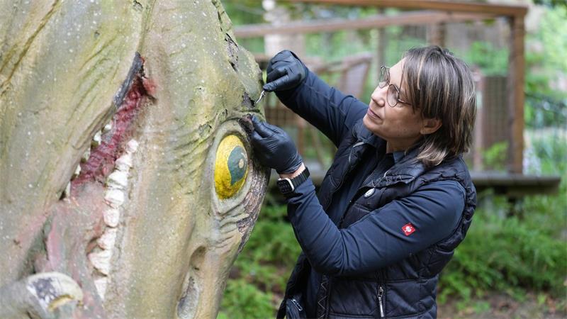 Ein Skalpell hilft Restauratorin Christiane Maier bei der Untersuchung.