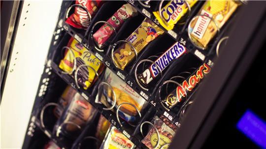 Ein Snackautomat, befüllt mit Schokoriegeln.