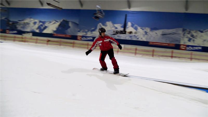 Skifahren im Hochsommer im Snow Dome Bispingen - mit schlechtem Gewissen? Ein Snowboarder fährt im Im Snow Dome in Bispingen die Piste herunter. Foto: Jörn Hüneke/TNN/dpa
