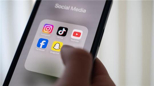 Ein Social-Media-Verbot für unter 16-Jährige wie in Australien soll es in Großbritannien zunächst nicht geben. (Archivbild)