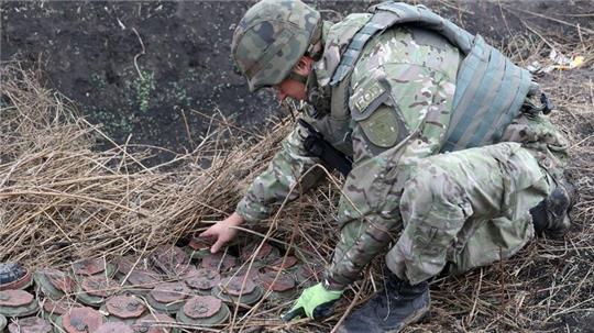 Ein Soldat der Kampfmittelabwehr (Explosive Ordnance Disposal, EOD) bei der Arbeit.
