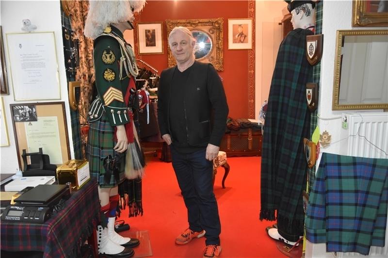 Ein Soldat des schottischen Regiments steht in Donald MacKenzies Atelier. Hier fertigt der Meister traditionelle Kilts in allen Variationen. Fotos: Felsch