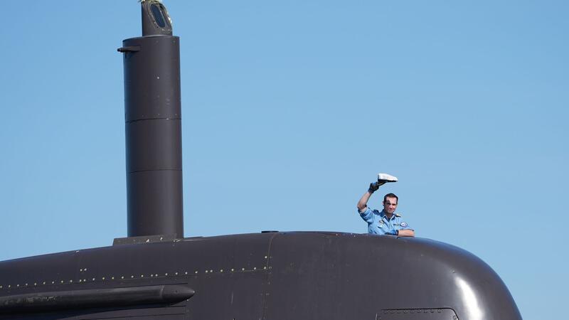 Ein Soldat grüßt von Bord.