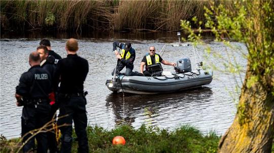 Ein Sonarboot der Polizei am 29. April bei der Suche nach Arian auf der Oste.