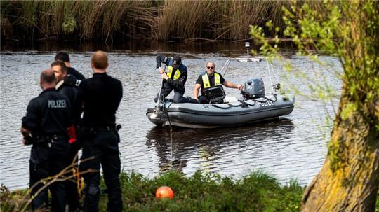 Ein Sonarboot der Polizei fährt während der Suche nach einem vermissten Jungen auf der Oste.