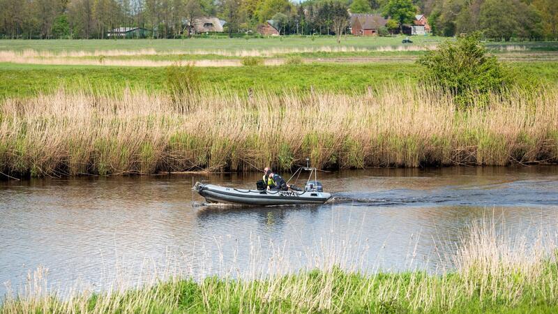 Vermisster Arian: Polizei prüft außergewöhnlichen Hinweis Ein Sonarboot der Polizei fährt während der Suche nach Arian am 29. April auf der Oste.