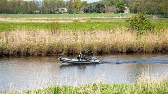 Ein Sonarboot der Polizei fährt während der Suche nach Arian am 29. April auf der Oste.