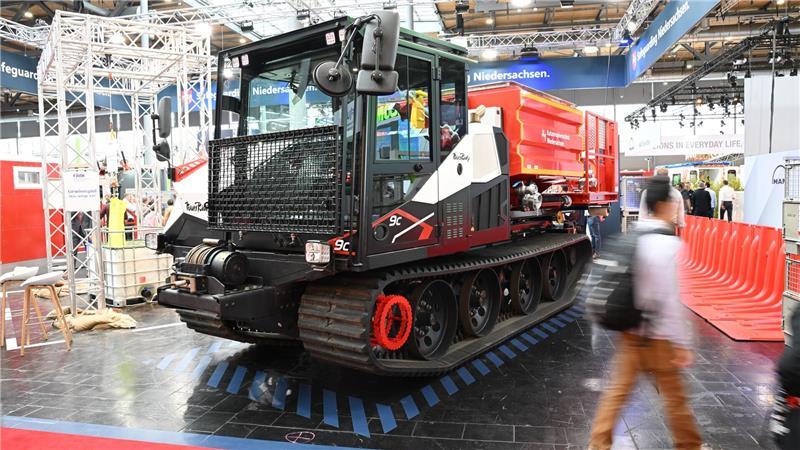 Ein Sonderfahrzeug für besonders unwegsames Gelände steht auf der Messe Interschutz am Stand des Katastrophenschutzes Niedersachsen.