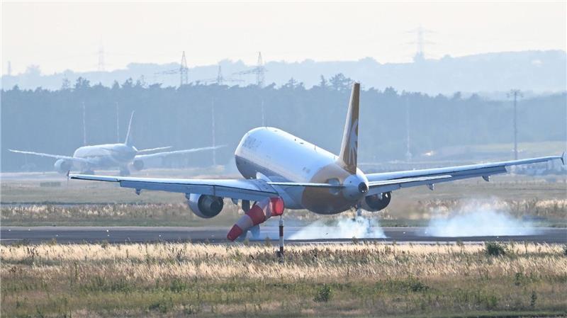 Sonderflug aus Jordanien in Frankfurt gelandet Ein Sonderflug hat 171 aus Israel ausgereiste Deutsche samt nächsten Angehörigen nach Frankfurt gebracht.