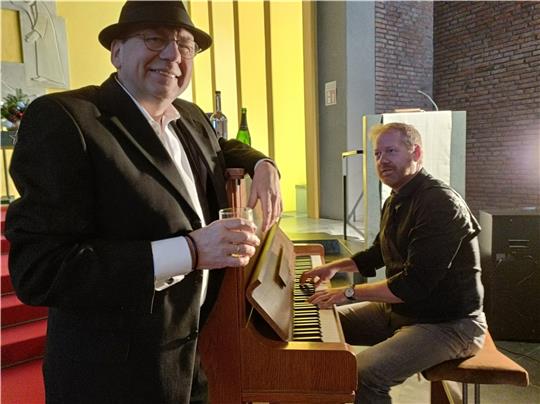 Ein Song, eine Predigt: Pastor Matthias Schlicht (rechts) und Organist Michael Hamm bringen den „Piano Man“ in die Kirche. Foto: Bisping