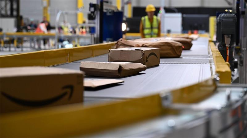 Amazon zahlt Mitarbeitern mehr Geld - Verdi bleibt kritisch Ein Sortierband mit Paketen in einem deutschen Amazon-Standort. (Archivbild)