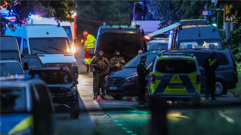 Ein Spezialeinsatzkommando (SEK) ist bei einer Bedrohungslage in Dortmund im Einsatz, bei der ein Polizist angeschossen wurde. Ein Schütze, der in Dortmund einen Polizisten angeschossen und sich dann stundenlang mit seinen Kindern in einer Wohnung verschanzt hat, hat sich gestellt.