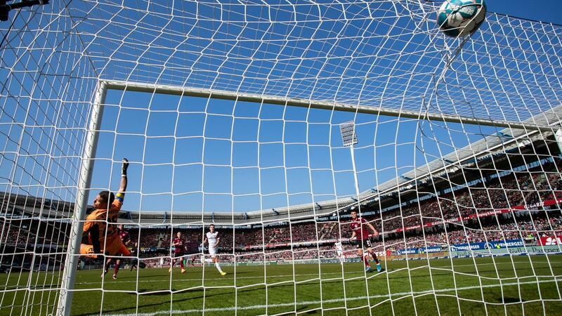 Phönix Lübeck holt Landespokal bei Außenseiter Todesfelde Ein Spielball landet im Tor.