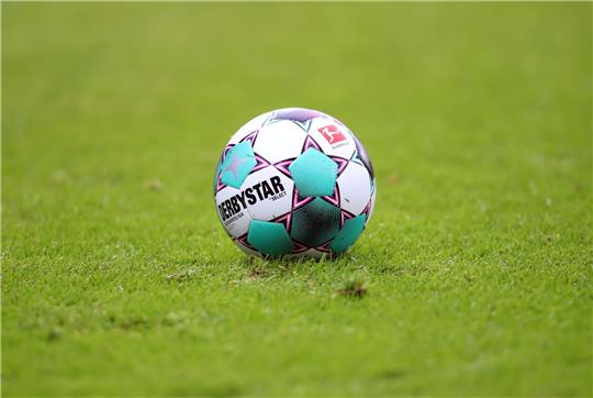 Ein Spielball liegt auf dem Rasen.