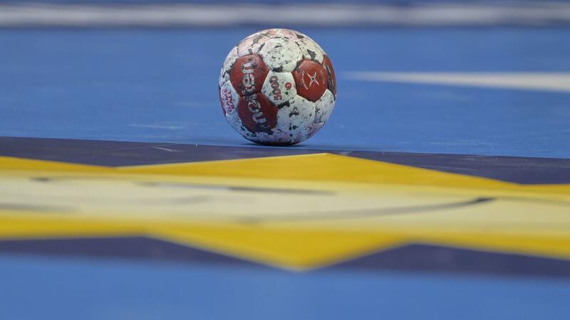 Ein Spielball liegt auf einem Handballfeld.