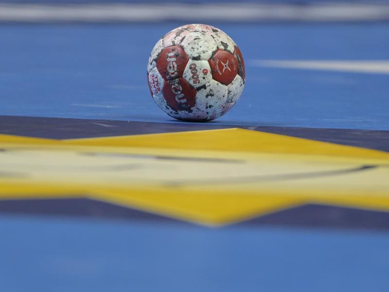 Ein Spielball liegt auf einem Handballfeld. Foto: Soeren Stache/dpa-Zentralbild/dpa/Symbolbild