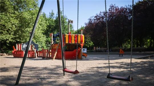 Ein Spielplatz in einer Grünanlage am Isebekkanal.