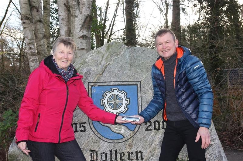 Ein Spielzeug-Reisebus als Symbol: Uta Bergmann und Holger Schlichting organisieren in Dollern die Busreisen für Senioren. Foto: Bansemer