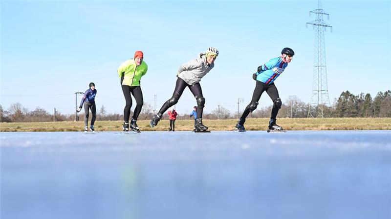 Ein Sportverein hat in Ostfriesland einen Acker geflutet, auf dem man Schlittschuh laufen kann.