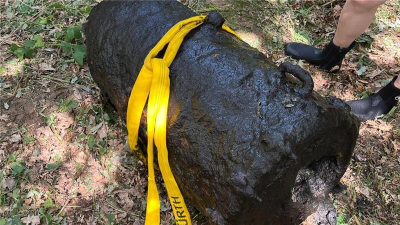 Stade: Passant entdeckt 300-Kilo-Weltkriegsbombe in der Schwinge Ein Sprengkörper aus dem Zweiten Weltkrieg wurde im Oberlauf der Stader Schwinge gefunden.