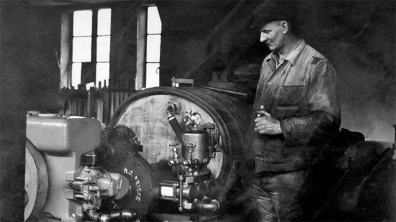 100 Jahre Esso-Tankstelle in Steinkirchen - „Wir leben Tankstelle“ Ein Spritzgerät wird in den 1960er Jahren in der Werkstatt repariert.