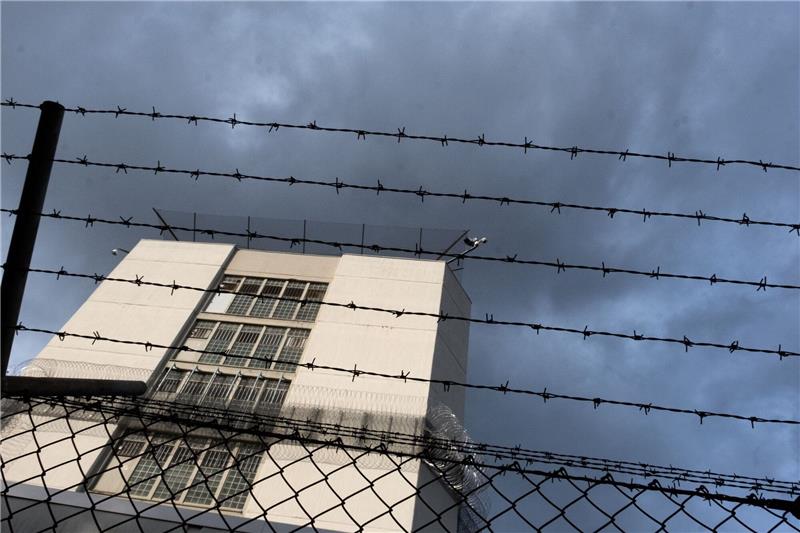 Mann vor Obdachloseneinrichtung getötet: U-Haft Ein Stacheldrahtzaun umzäunt das Gelände einer Justizvollzugsanstalt.
