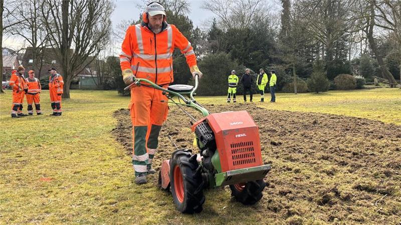 Ein Stader Bauhofmitarbeiter fräst eine Fläche am Garnisonsfriedhof, damit hier bald Wildblumen ausgesät werden können.