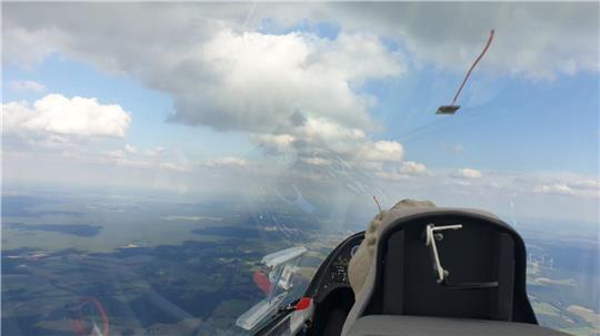 Blick aus einem Segelflieger auf die Landschaft.