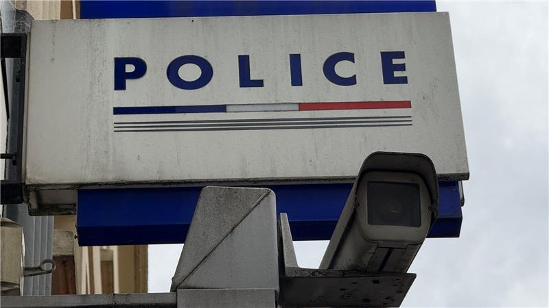 Ein Stalker, der sich in Frankreich unter dem Bett seiner Ex-Frau versteckte, wurde in einem beschleunigten Verfahren verurteilt. (Symbolbild)